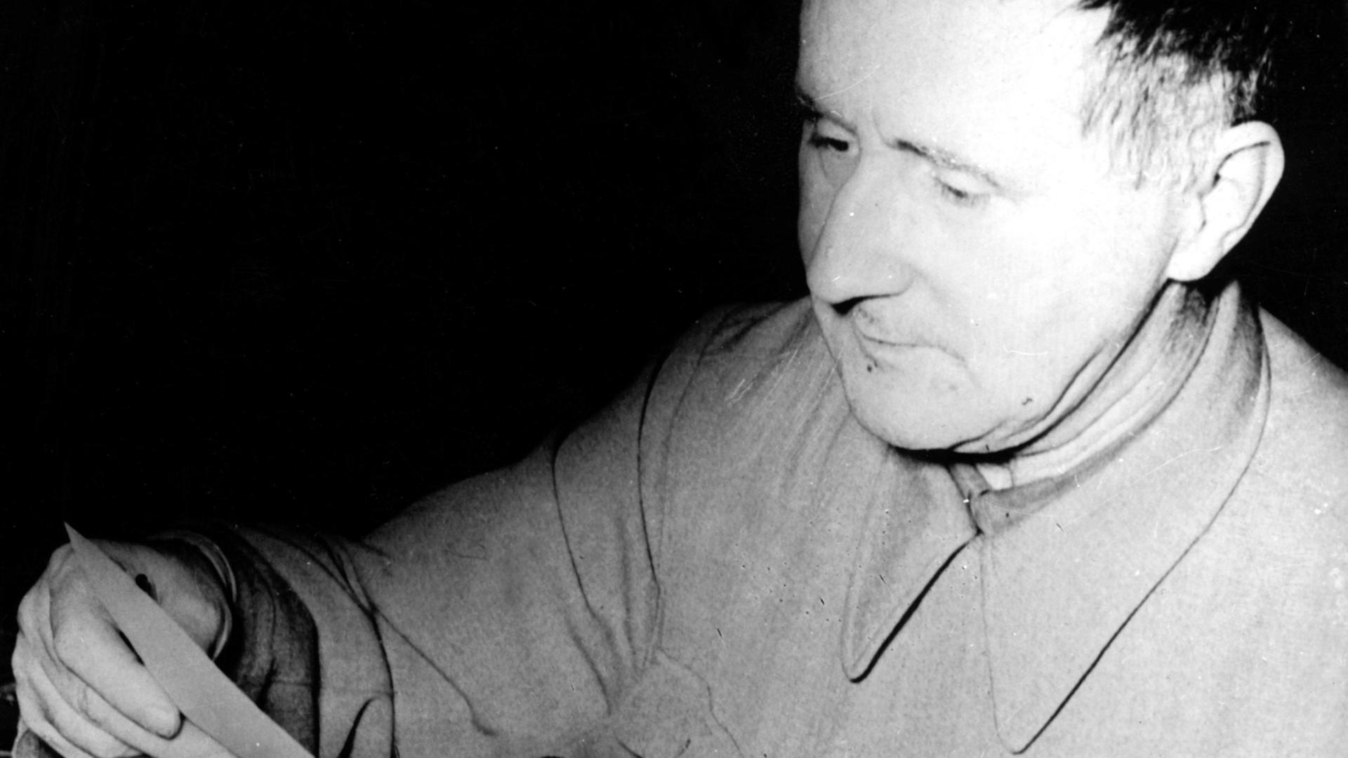 Der Schriftsteller, Dramatiker und Theaterregisseur Bertolt Brecht Der Schriftsteller, Dramatiker und Theaterregisseur Bertolt Brecht