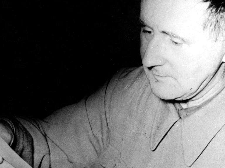 Der Schriftsteller, Dramatiker und Theaterregisseur Bertolt Brecht