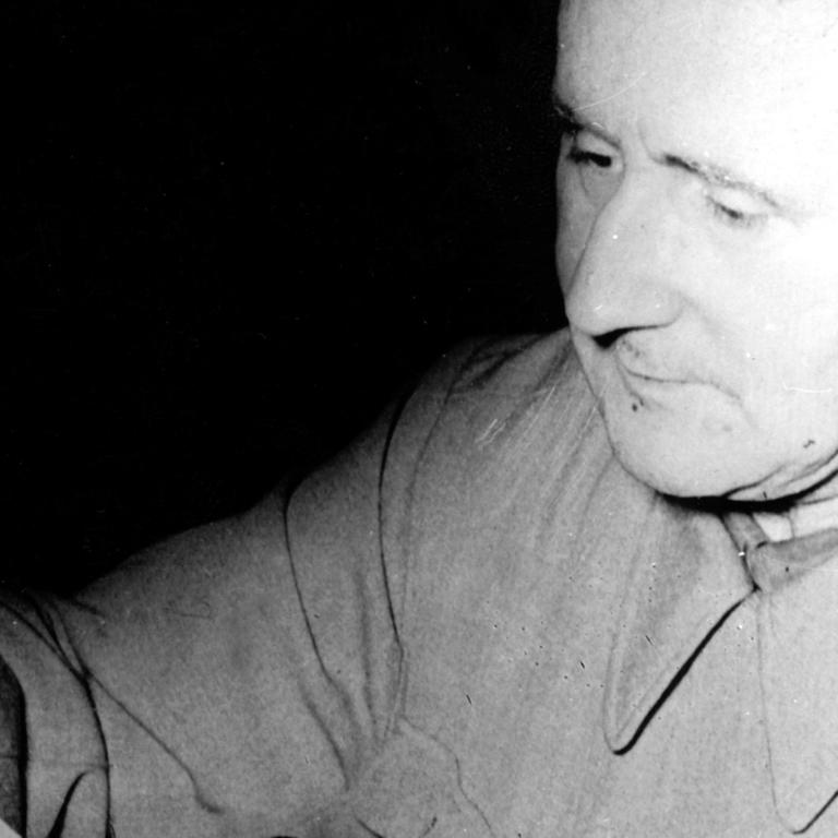 Der Schriftsteller, Dramatiker und Theaterregisseur Bertolt Brecht