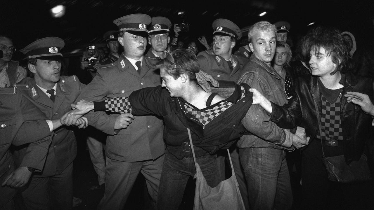 Eine Frau versucht, eine Demonstrantin von der Polizeikette weg zu ziehen. Am 7. Oktober 1989 kam es wie in anderen ostdeutschen Städten auch in Ostberlin zu Demonstrationen gegen die Machthaber in der DDR. Eine Frau versucht, eine Demonstrantin von der Polizeikette weg zu ziehen. Am 7. Oktober 1989 kam es wie in anderen ostdeutschen Städten auch in Ostberlin zu Demonstrationen gegen die Machthaber in der DDR.