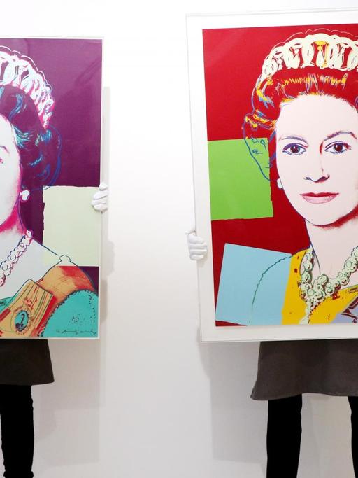 Zwei Bilder von Andy Warhol beim Auktionshaus Christie's zum Verkauf, links: "Queen Elizabeth II, from: Reigning Queens screenprint in colours by Andy Warhol" und rechts: "Queen Elizabeth II, from: Reigning Queens (Royal Edition) screenprint in colours by Andy Warhol."