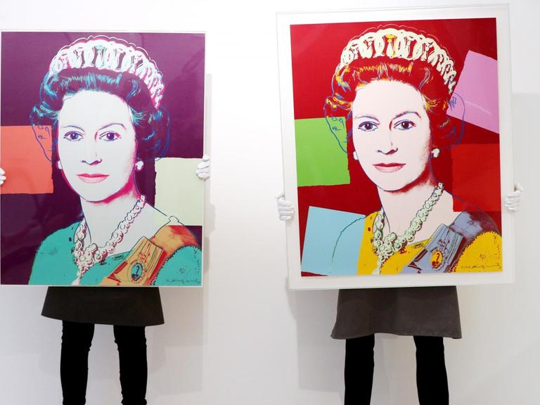 Zwei Bilder von Andy Warhol beim Auktionshaus Christie's zum Verkauf, links: "Queen Elizabeth II, from: Reigning Queens screenprint in colours by Andy Warhol" und rechts: "Queen Elizabeth II, from: Reigning Queens (Royal Edition) screenprint in colours by Andy Warhol."