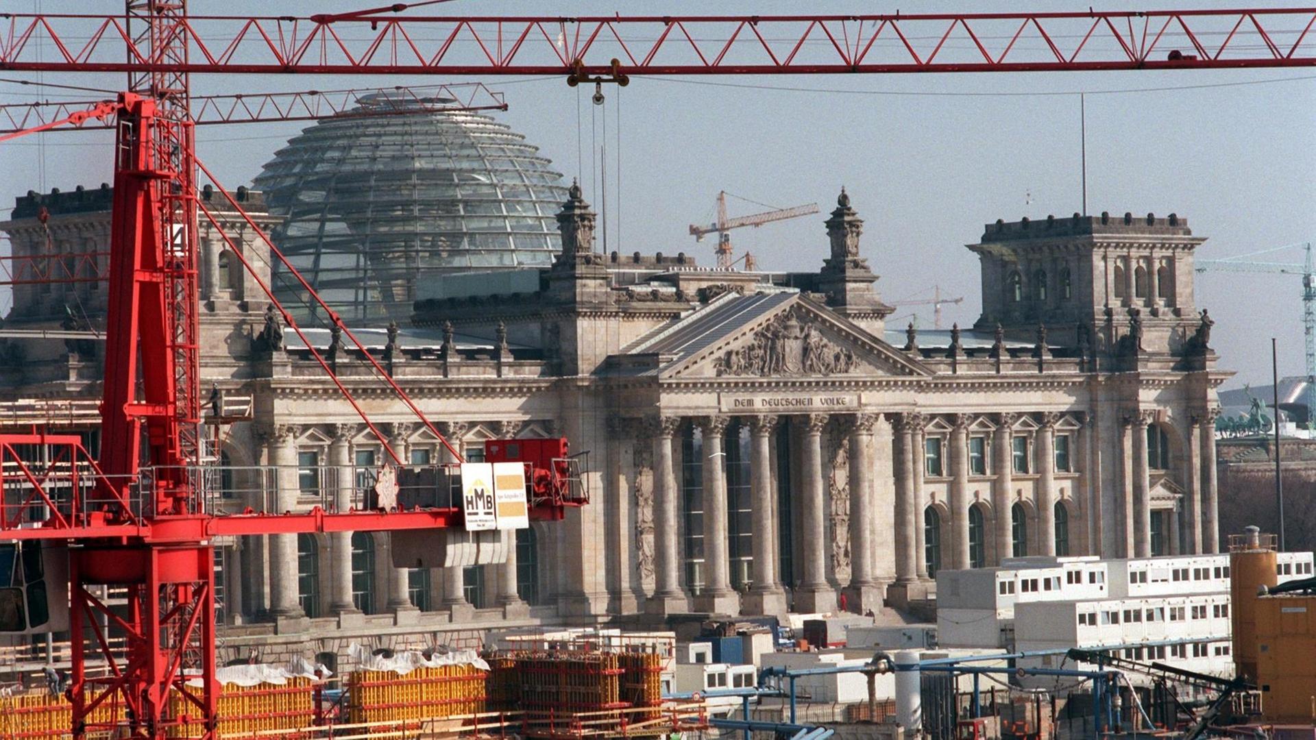 Das Reichstagsgebäude als Baustelle. Kräne und Baucontainer stehen vor dem Gebäude. Das Reichstagsgebäude als Baustelle. Kräne und Baucontainer stehen vor dem Gebäude.