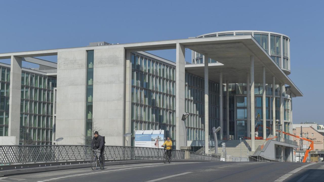Blick auf das Marie-Elisabeth-Lüders-Haus in Berlin, in dem zahlreiche Abgeordnete des Deutschen Bundestages ihre Büros haben. Blick auf das Marie-Elisabeth-Lüders-Haus in Berlin, in dem zahlreiche Abgeordnete des Deutschen Bundestages ihre Büros haben.