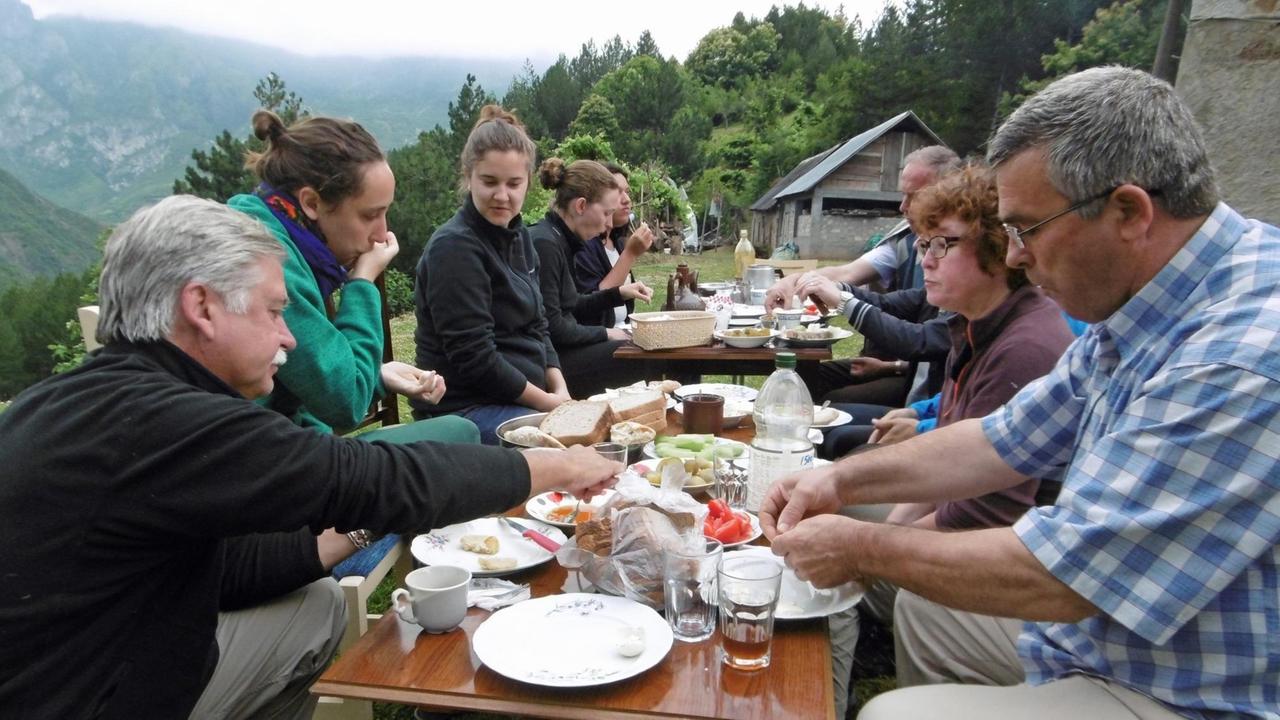 Frühstück auf dem Hof von Lek Kortejshe im Norden Albanien Frühstück auf dem Hof von Lek Kortejshe im Norden Albanien