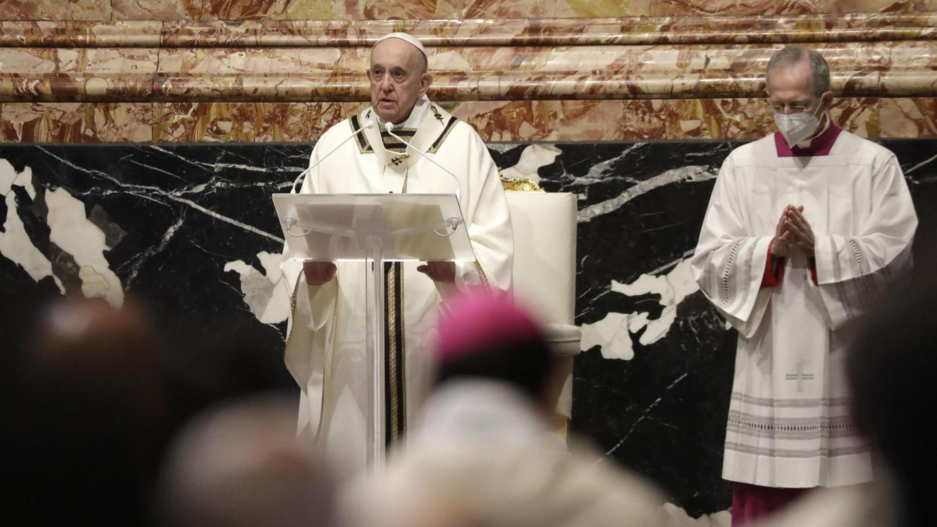 Papst Franziskus feiert Ostern auch in diesem Jahr nur mit wenigen Menschen. Papst Franziskus feiert Ostern auch in diesem Jahr nur mit wenigen Menschen.