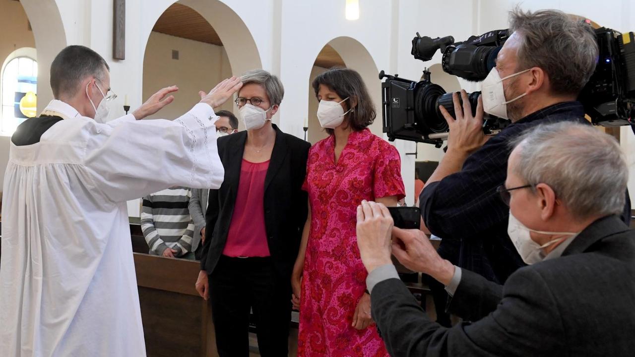 Das lesbische Paar Christine Walter und Almut Münster werden bei einem katholischen Gottesdienst in der Münchner Kirche St. Benedikt gesegnet. Das lesbische Paar Christine Walter und Almut Münster werden bei einem katholischen Gottesdienst in der Münchner Kirche St. Benedikt gesegnet.