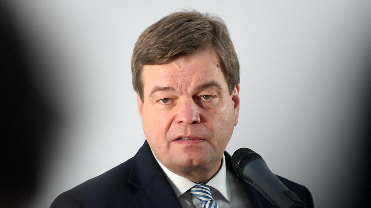 Enak Ferlemann (CDU), Parlamentarischer Staatssekretär beim Bundesminister für Verkehr und digitale Infrastruktur. Enak Ferlemann (CDU), Parlamentarischer Staatssekretär beim Bundesminister für Verkehr und digitale Infrastruktur.