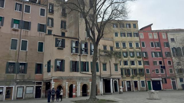 Der "Campo Ghetto Nuovo", Hauptplatz des Juden-Ghettos in Venedig, das 1516 als eigener Stadtteil eingerichtet wurde