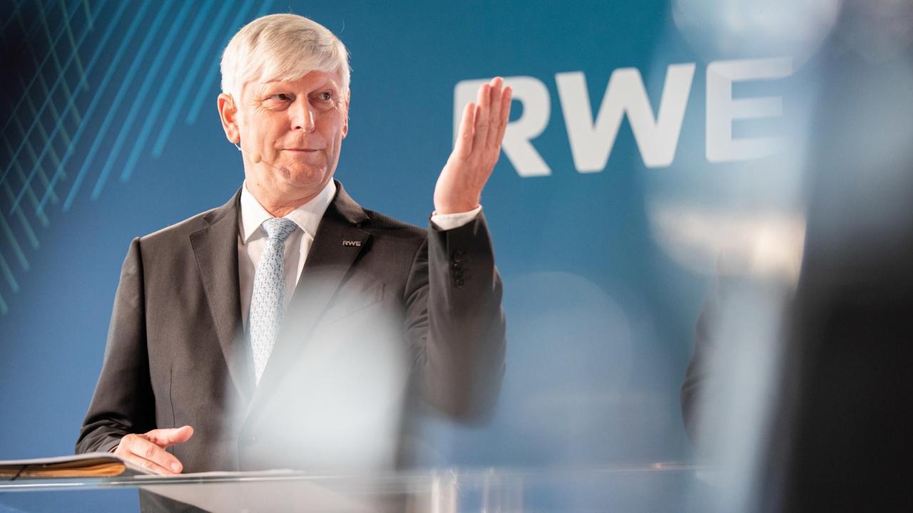 Rolf Martin Schmitz, Vorstandsvorsitzender von RWE, spricht während einer Pressekonferenz zur Neuaufstellung des Konzerns nach Übernahme der erneuerbaren Energien von Eon und Innogy am 30. September 2019. Rolf Martin Schmitz, Vorstandsvorsitzender von RWE, spricht während einer Pressekonferenz zur Neuaufstellung des Konzerns nach Übernahme der erneuerbaren Energien von Eon und Innogy am 30. September 2019.