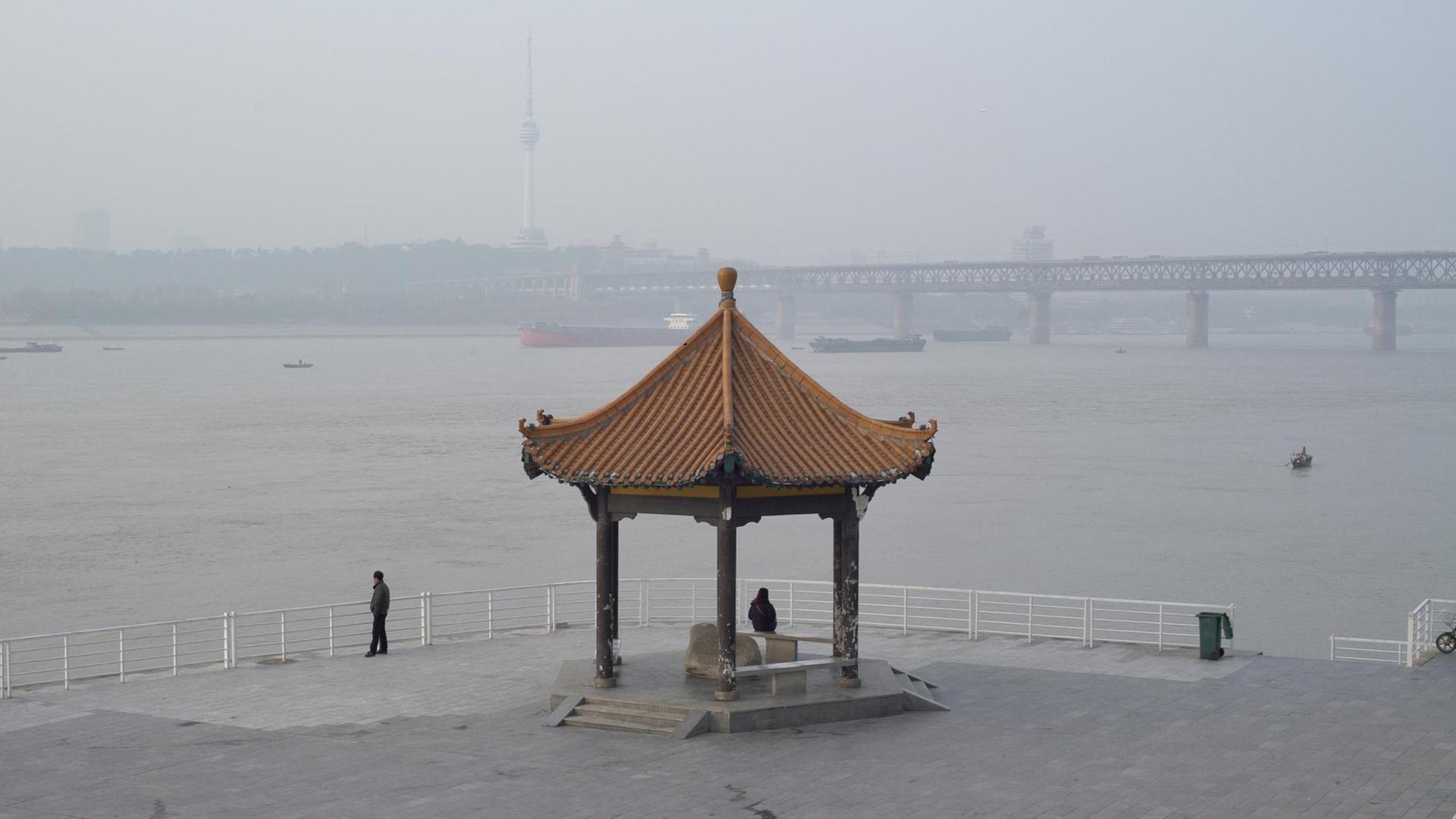 Szene aus "A River runs, turns, erases, replaces" von Shengze Zhu Szene aus "A River runs, turns, erases, replaces" von Shengze Zhu