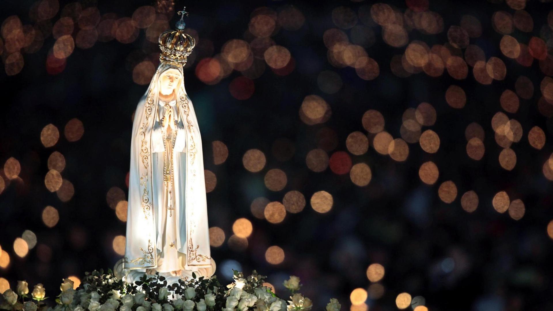 Eine Marienstatue während der traditionellen Kerzenprozession im Heiligtum von Fatima. (Bild: dpa / Lusa / Antonio Cotrim) Eine Marienstatue während der traditionellen Kerzenprozession im Heiligtum von Fatima. (Bild: dpa / Lusa / Antonio Cotrim)