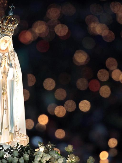 Eine Marienstatue während der traditionellen Kerzenprozession im Heiligtum von Fatima. (Bild: dpa / Lusa / Antonio Cotrim)