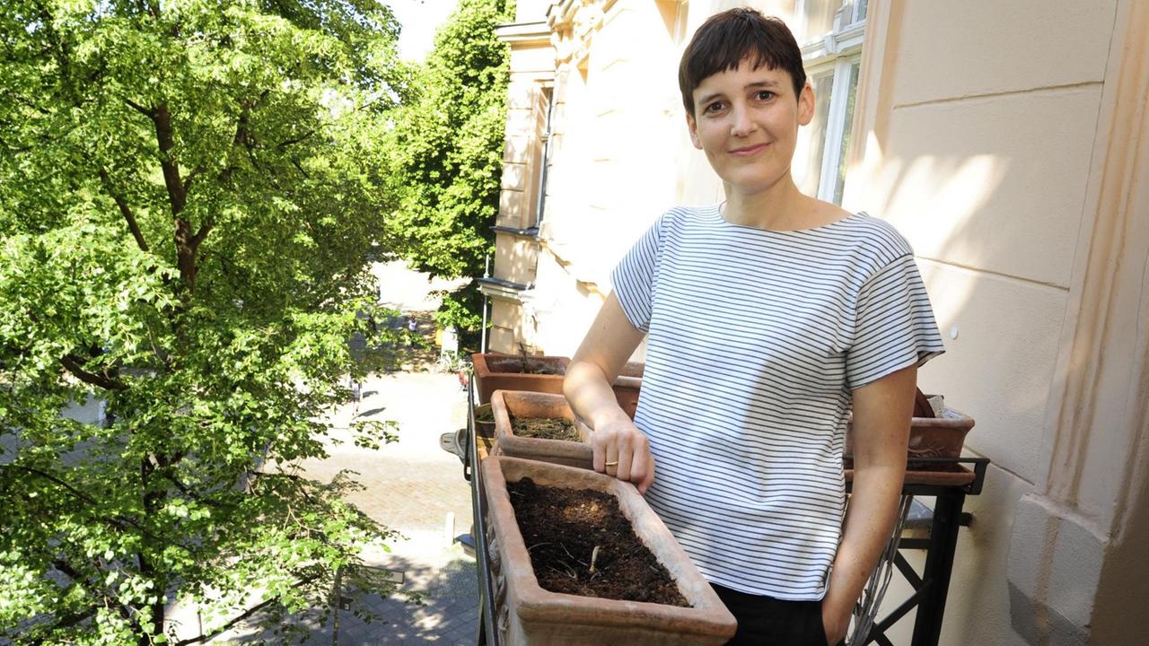 Die Schriftstellerin Anke Stelling auf ihrem Balkon im Berliner Stadtteil Prenzlauer Berg Die Schriftstellerin Anke Stelling auf ihrem Balkon im Berliner Stadtteil Prenzlauer Berg