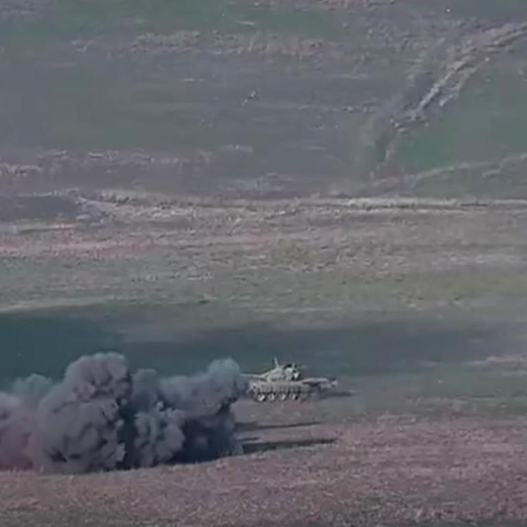 Das ist ein Foto, das von einem Video stammt, das das armenische Verteidigungsministerium veröffentlicht hat. E soll die Zerstörung von Panzern zeigen. 
