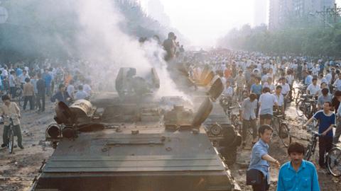 Demonstranten setzten am 3. Juni 1989 auf dem Platz des Himmlischen Friedens (Tiananmen-Platz) in Peking einen Panzer in Brand. 
