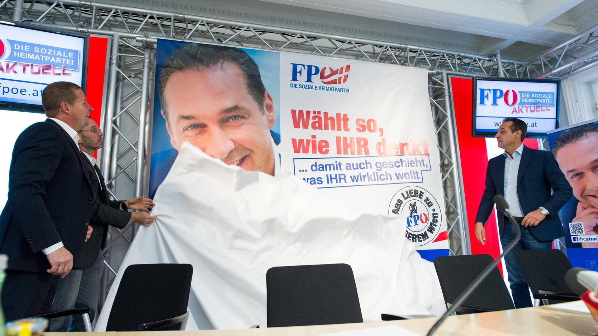 Eine Plakatpräsentation der FPÖ Ende September in Wien. Im Bild von links nach rechts: Landesparteisekretär Anton Mahdalik, Nationalratsabgeordneter Herbert Kickl und der FPÖ-Spitzenkandidat in Wien, Heinz-Christian Strache.