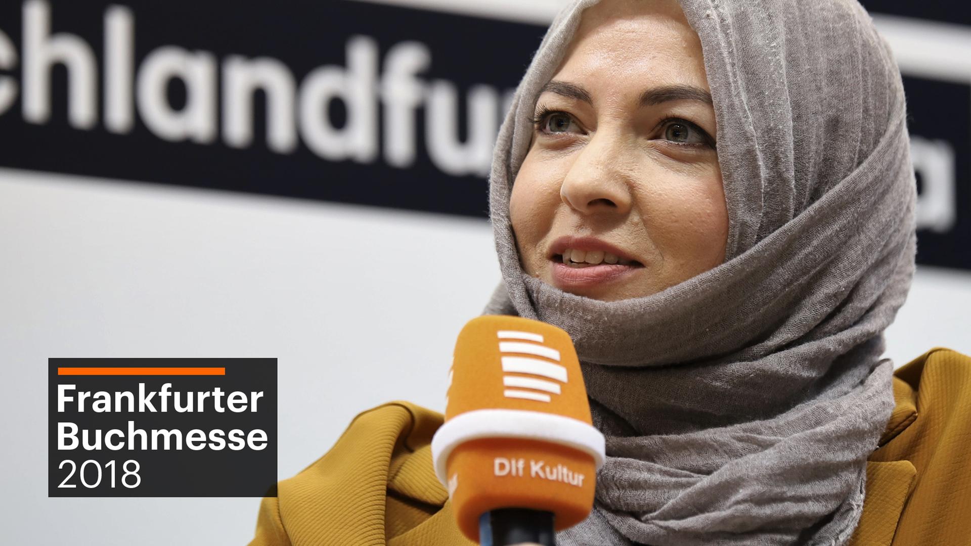 Khola Maryam Hübsch spricht in ein Mikro Khola Maryam Hübsch spricht in ein Mikro