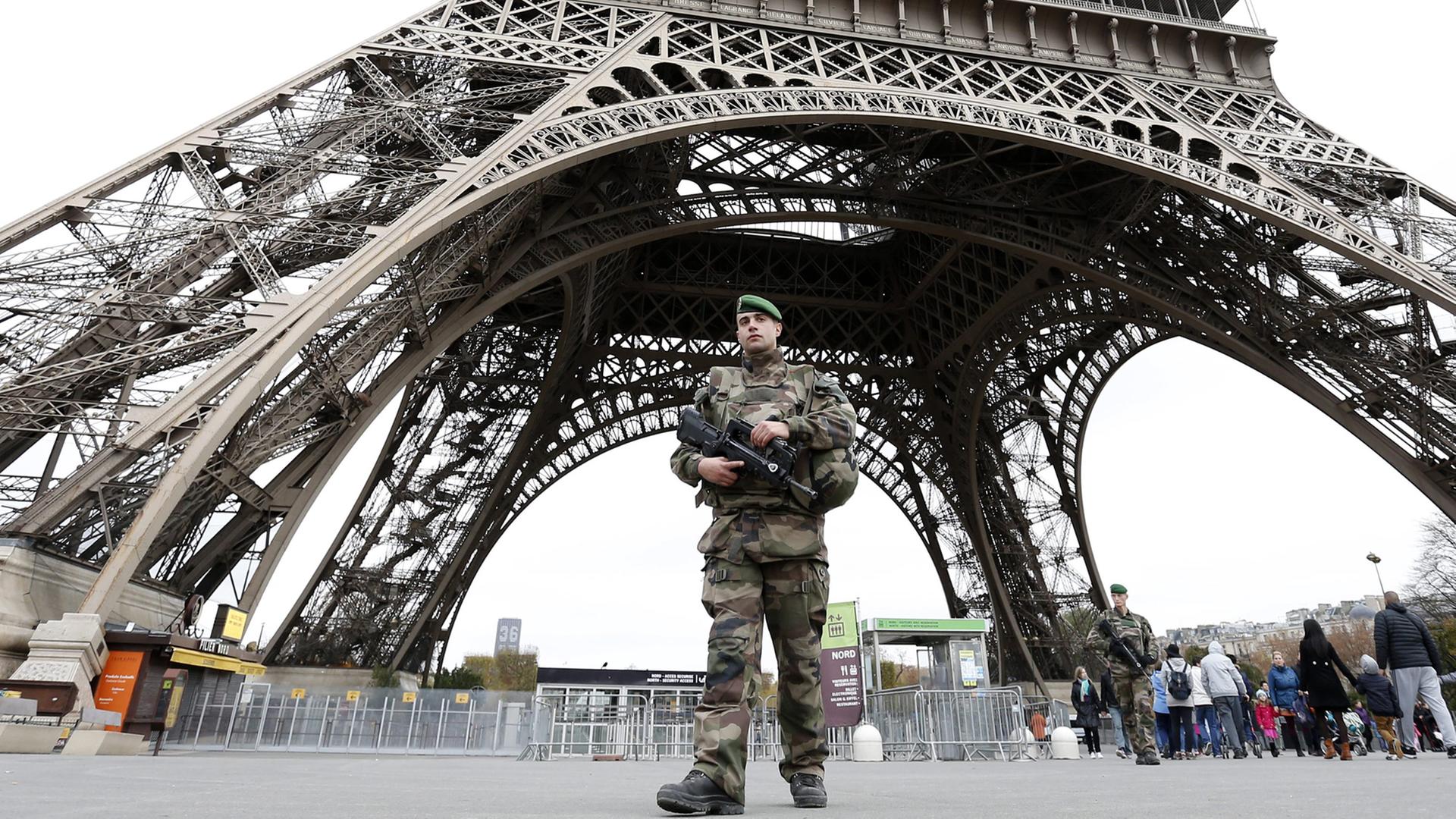 Soldat unter dem Eiffelturm in Paris Soldat unter dem Eiffelturm in Paris