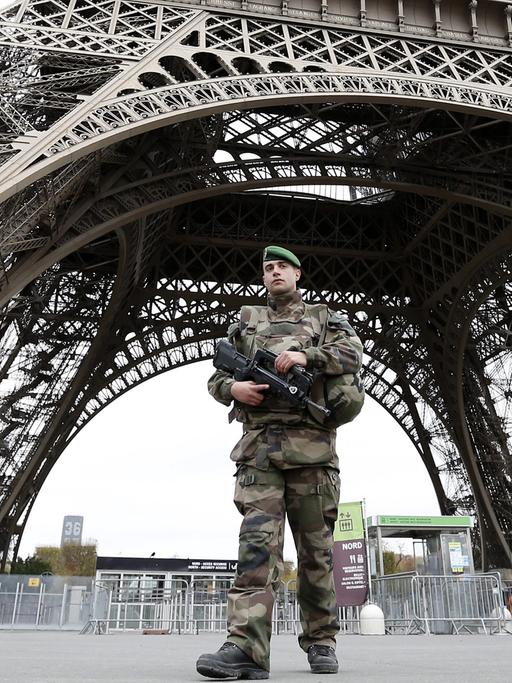 Soldat unter dem Eiffelturm in Paris