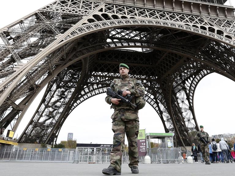 Soldat unter dem Eiffelturm in Paris