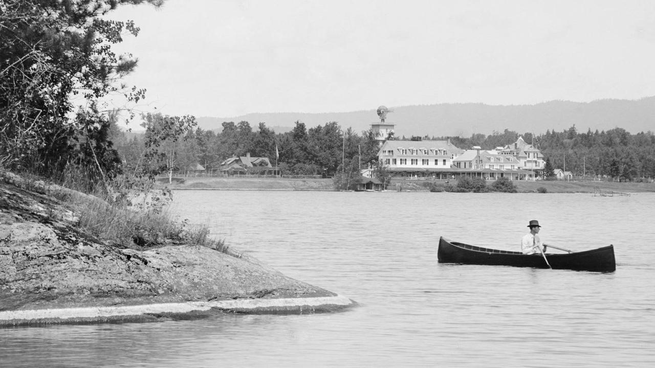 Fotografie von William Henry Jackson: Mann in einem Kanu auf dem Upper Saranac Lake im US-Bundestaat New York. Fotografie von William Henry Jackson: Mann in einem Kanu auf dem Upper Saranac Lake im US-Bundestaat New York.