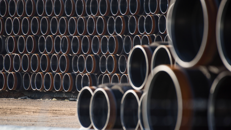 Pipeline-Röhren für den Transport von Erdgas lagern im Seehafen Sassnitz-Mukran