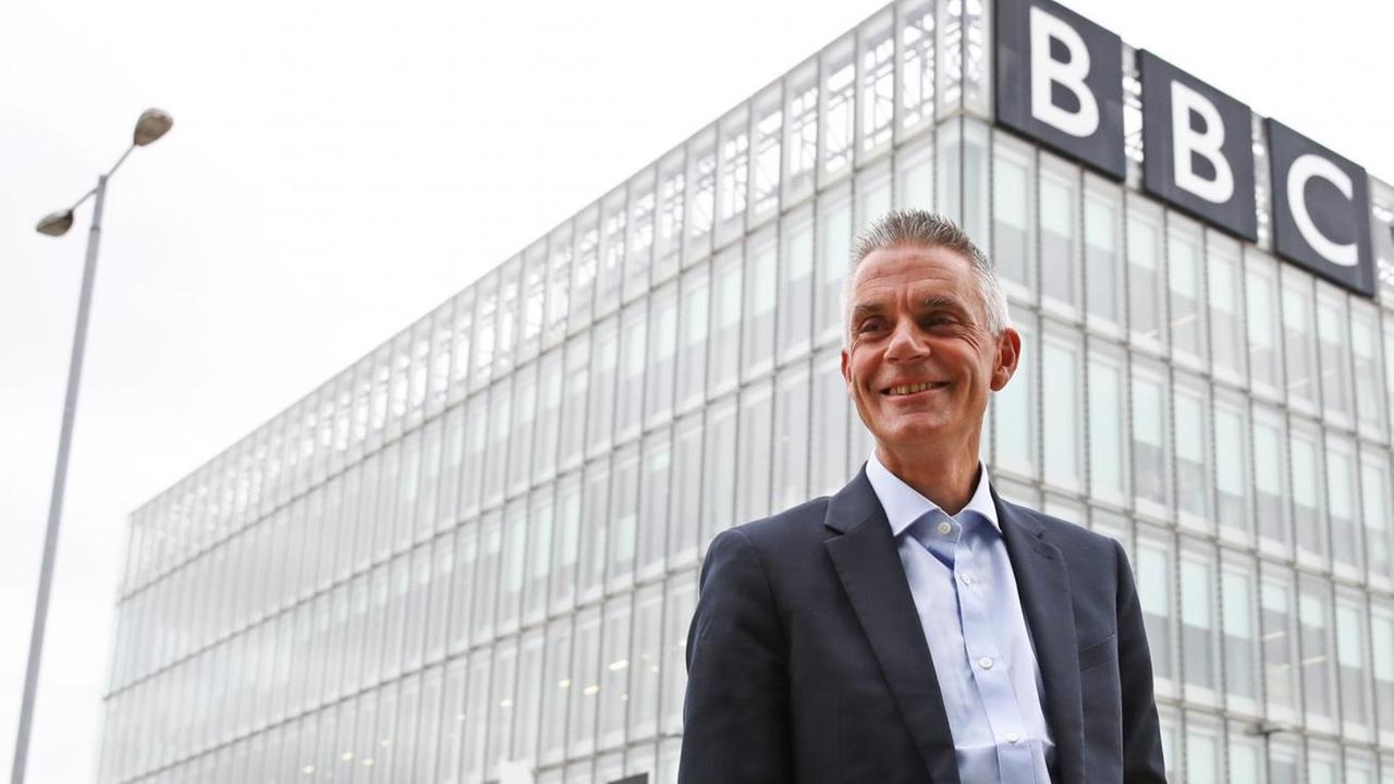 Tim Davie, neuer Generaldirektor der BBC, steht vor einem BBC-Gebäude.