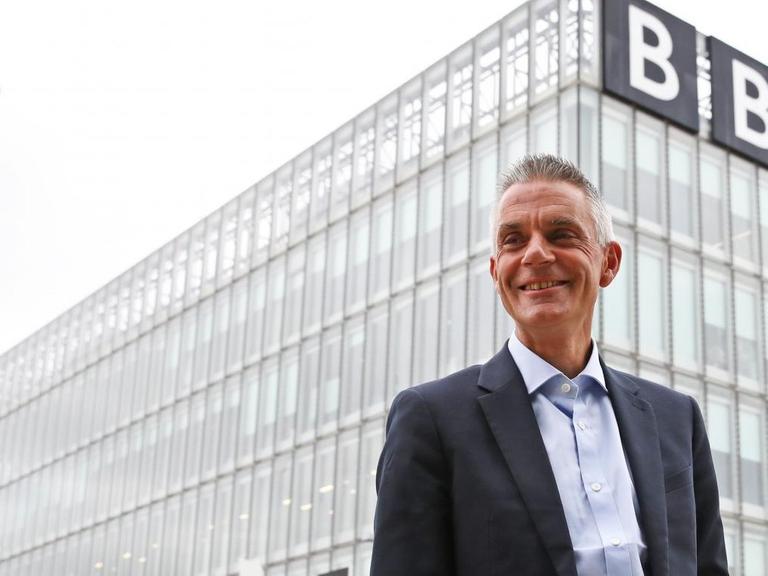 Tim Davie, neuer Generaldirektor der BBC, steht vor einem BBC-Gebäude.