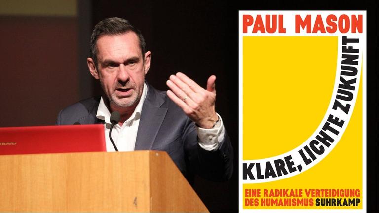Cover-Collage: Buchcover Paul Mason "Klare, lichte Zukunft. Eine radikale Verteidigung des Humanismus", Suhrkamp Verlag. Hintergrund links: Der britische Autor Paul Mason steht bei einem Auftritt an einem Rednerpult im Oktober 2018 in Athen. Cover-Collage: Buchcover Paul Mason "Klare, lichte Zukunft. Eine radikale Verteidigung des Humanismus", Suhrkamp Verlag. Hintergrund links: Der britische Autor Paul Mason steht bei einem Auftritt an einem Rednerpult im Oktober 2018 in Athen.