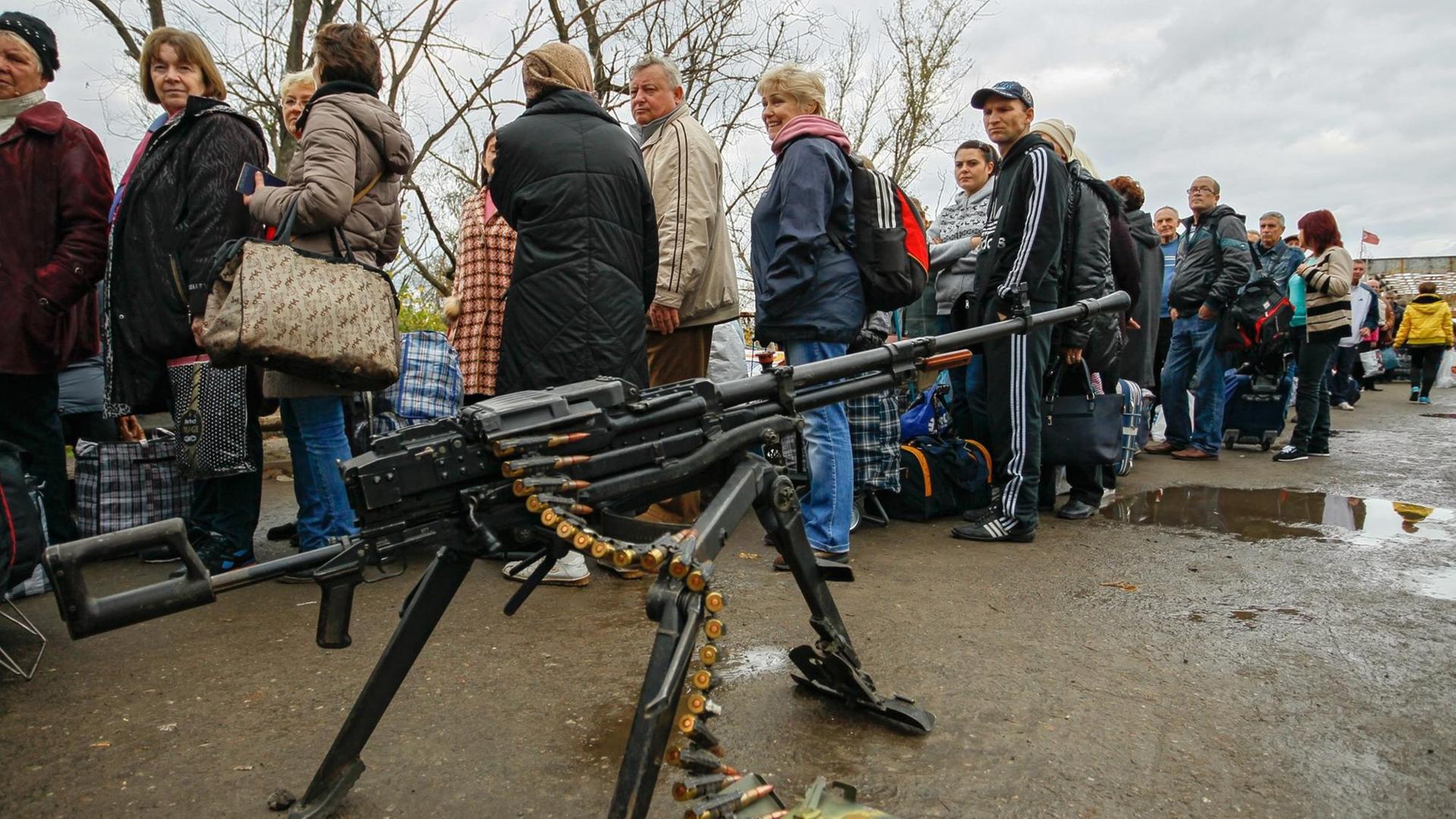 Anwohner des Ortes Stanitsja Luhanska stehen am 9. Oktober 2016 an einem Checkpoint am Fluss Siwerskij Donez auf der Seite der prorussischen Separatisten. Der Siwerskij Donez markiert an dieser Stelle die Frontlinie: Im Norden hat die ukrainische Armee die Kontrolle, im Süden stehen die prorussischen Separatisten.