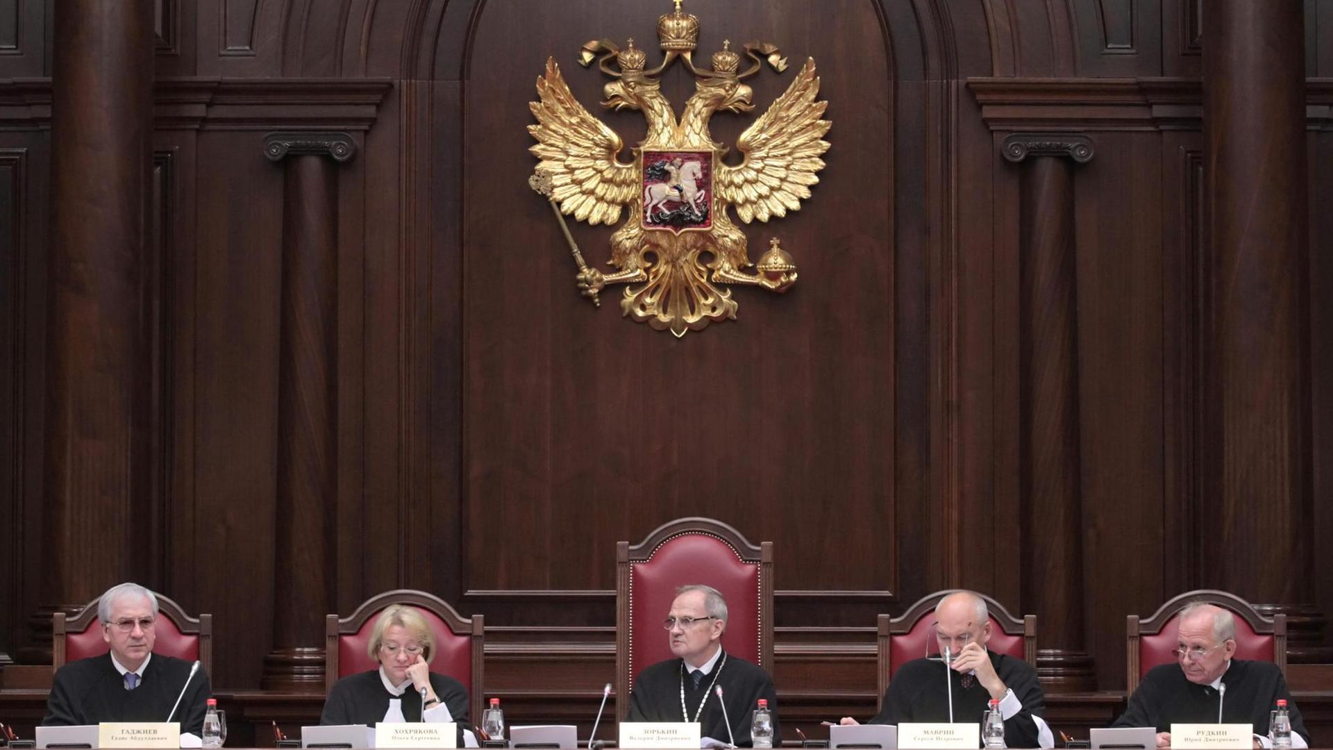 From left: Constitutional Court Judges Gadis Gadjiyev, Olga Khokhryakova, Valery Zorkin (Chairman), Sergei Mavrin and Yury Rudkin attending a court session in St. Petersburg on 11.10.2011. From left: Constitutional Court Judges Gadis Gadjiyev, Olga Khokhryakova, Valery Zorkin (Chairman), Sergei Mavrin and Yury Rudkin attending a court session in St. Petersburg on 11.10.2011.