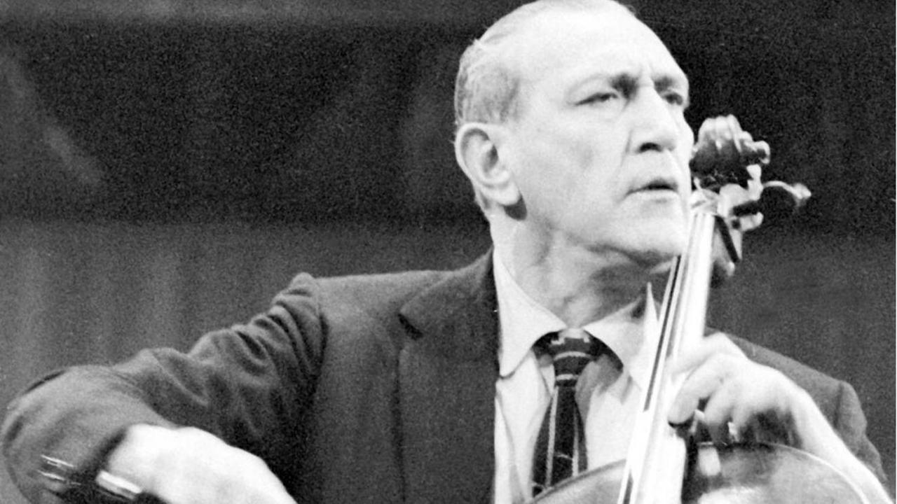 Schwarz-weiß Foto. Der Cellist Gregor Piatigorsky beim Spielen. Er trägt Anzug, weißes Hemd und gemusterte Krawatte und schaut zur Seite Schwarz-weiß Foto. Der Cellist Gregor Piatigorsky beim Spielen. Er trägt Anzug, weißes Hemd und gemusterte Krawatte und schaut zur Seite