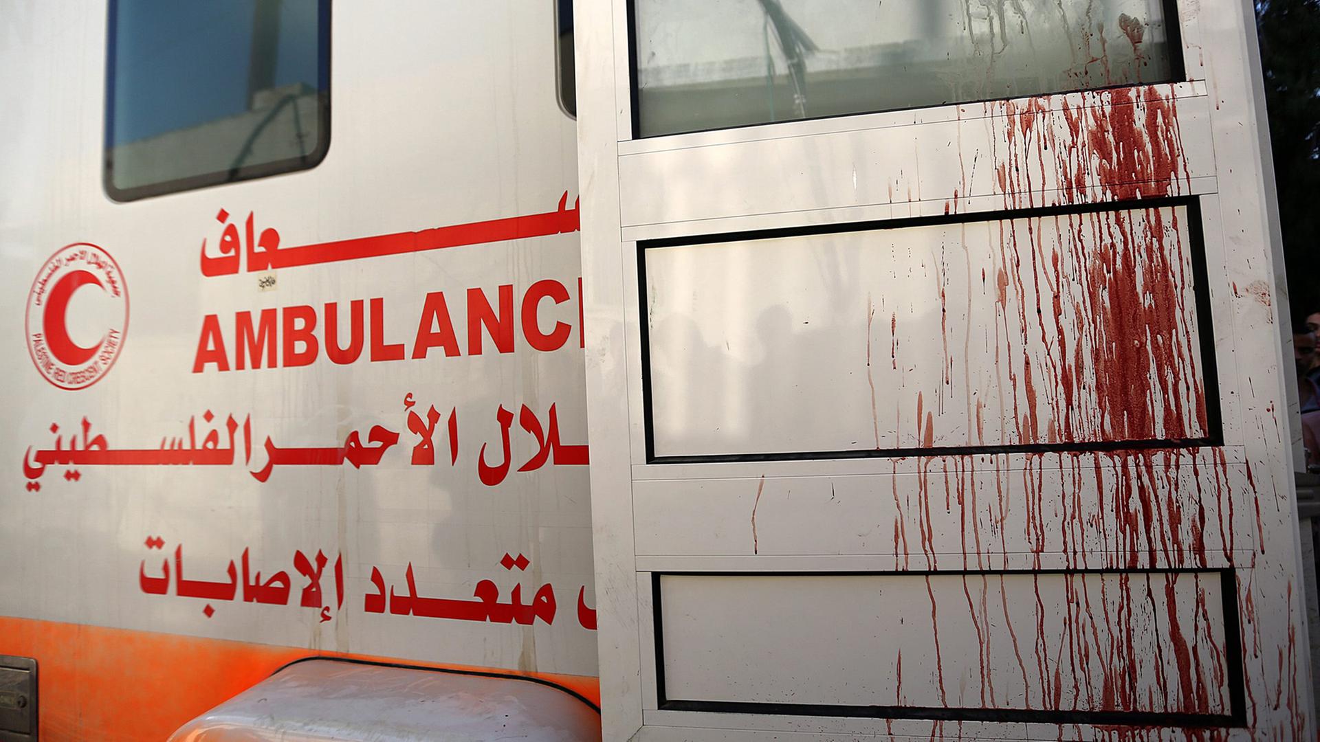Gaza-Krieg: Ein palästinensischer Krankenwagen, der nach einem Luftangriff auf einen Markt im Einsatz ist, 30. Juli 2014