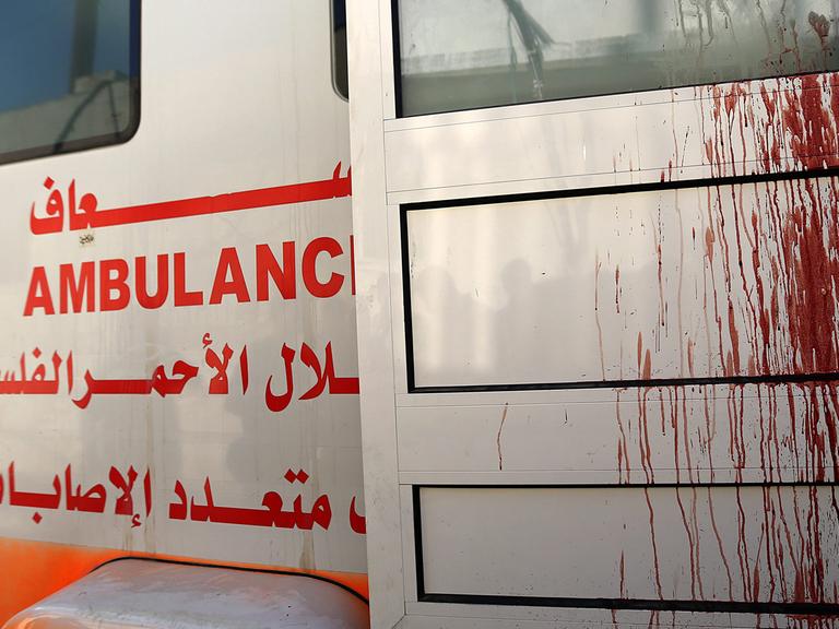 Gaza-Krieg: Ein palästinensischer Krankenwagen, der nach einem Luftangriff auf einen Markt im Einsatz ist, 30. Juli 2014