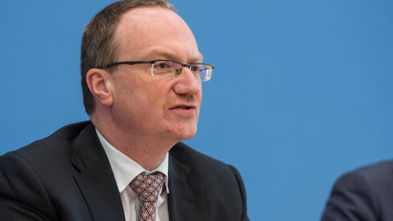 Der Ökonom Lars Feld ist Mitglied im Sachverständigenrat zur Begutachtung der gesamtwirtschaftlichen Entwicklung - den sogenannten Wirtschaftsweisen Der Ökonom Lars Feld ist Mitglied im Sachverständigenrat zur Begutachtung der gesamtwirtschaftlichen Entwicklung - den sogenannten Wirtschaftsweisen