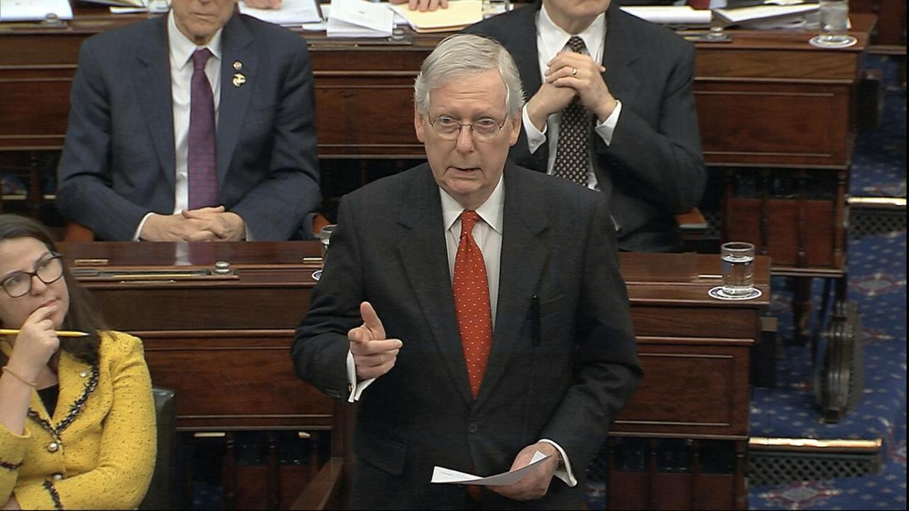 Mitch McConnell steht am Rednerpult. Mitch McConnell steht am Rednerpult.