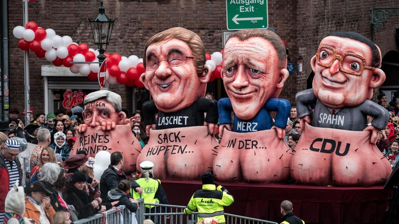 In Düsseldorf verspottet ein politischer Mottowagen mit den Figuren von den Politikern Röttgen, Laschet, Merz und Spahn beim Rosenmontagszug die CDU. In Düsseldorf verspottet ein politischer Mottowagen mit den Figuren von den Politikern Röttgen, Laschet, Merz und Spahn beim Rosenmontagszug die CDU.