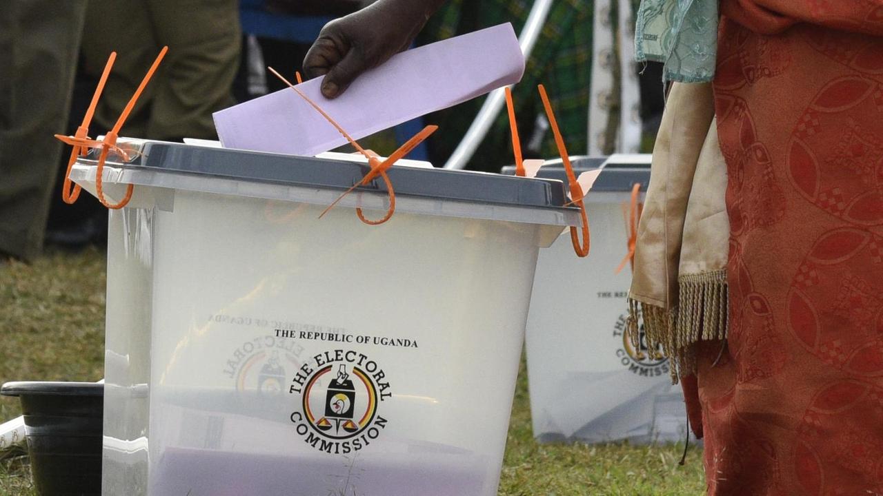Eine Frau gibt in Nasuti 23 KMilometer östlich der Hauptstadt Kampala, ihre Stimme ab.