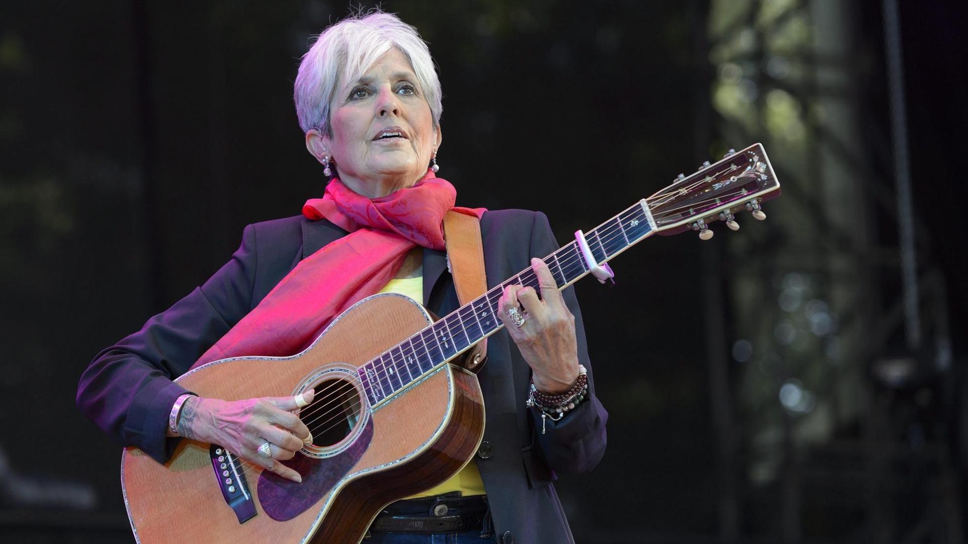Die amerikanische Folk-Sängerin Joan Baez beim Paleo Festival in Nyon (Schweiz) 2015 Die amerikanische Folk-Sängerin Joan Baez beim Paleo Festival in Nyon (Schweiz) 2015