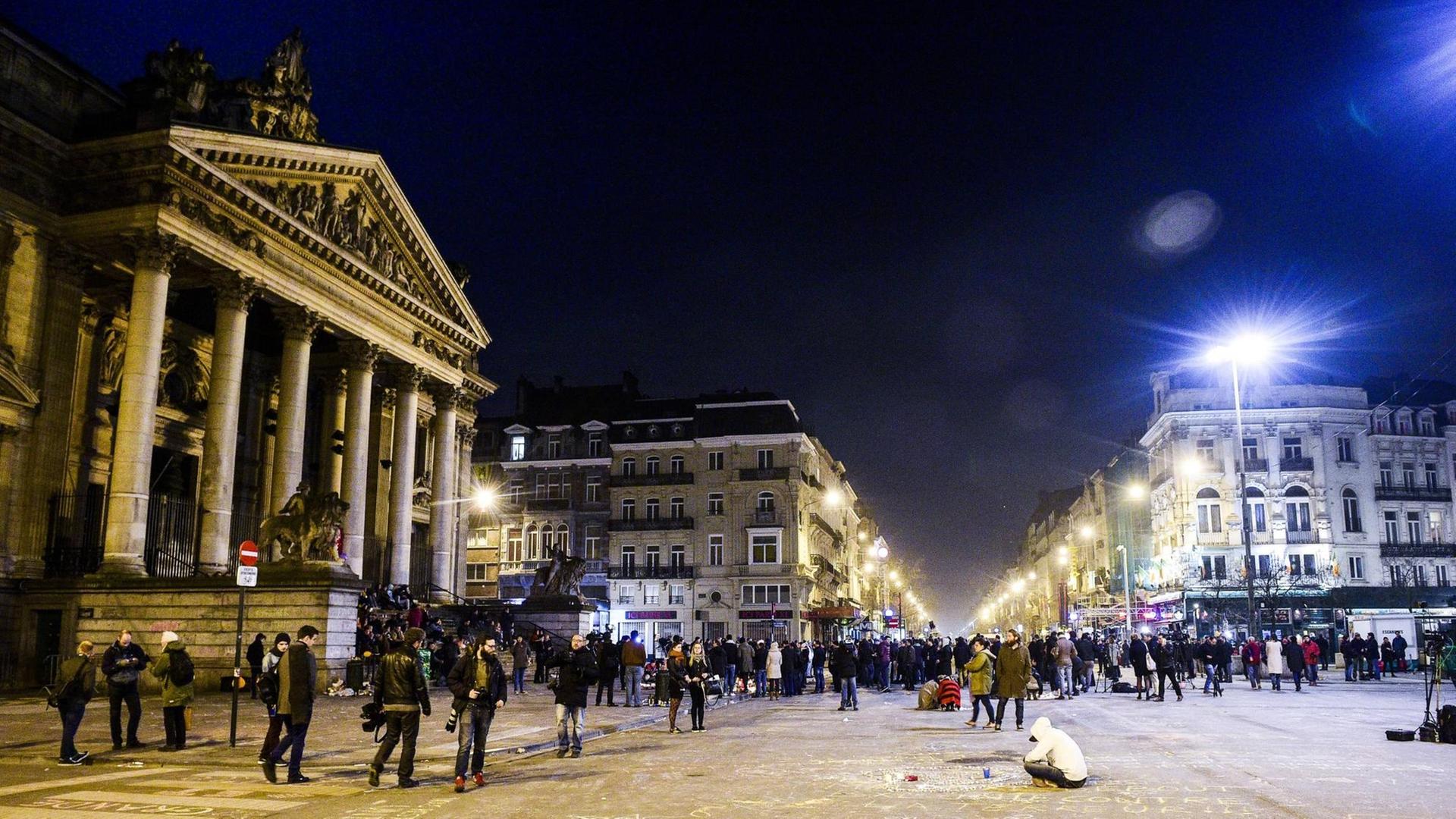 Spontan kamen am Abend und in der Nacht Menschen auf dem Place de la Bourse zusammen. Spontan kamen am Abend und in der Nacht Menschen auf dem Place de la Bourse zusammen.