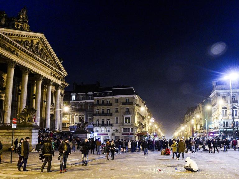 Spontan kamen am Abend und in der Nacht Menschen auf dem Place de la Bourse zusammen.