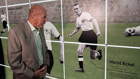 Weltmeister Horst Eckel betrachtet die Sonderausstellung "Post vom Chef - Herbergers Briefe an die Weltmeister. Weltmeister Horst Eckel betrachtet die Sonderausstellung "Post vom Chef - Herbergers Briefe an die Weltmeister.