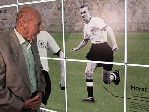 Weltmeister Horst Eckel betrachtet die Sonderausstellung "Post vom Chef - Herbergers Briefe an die Weltmeister. Weltmeister Horst Eckel betrachtet die Sonderausstellung "Post vom Chef - Herbergers Briefe an die Weltmeister.