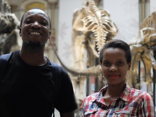 Erica Mela und Frank James Wajega vor dem Skelett des Dinosauriers im Naturkundemuseum.