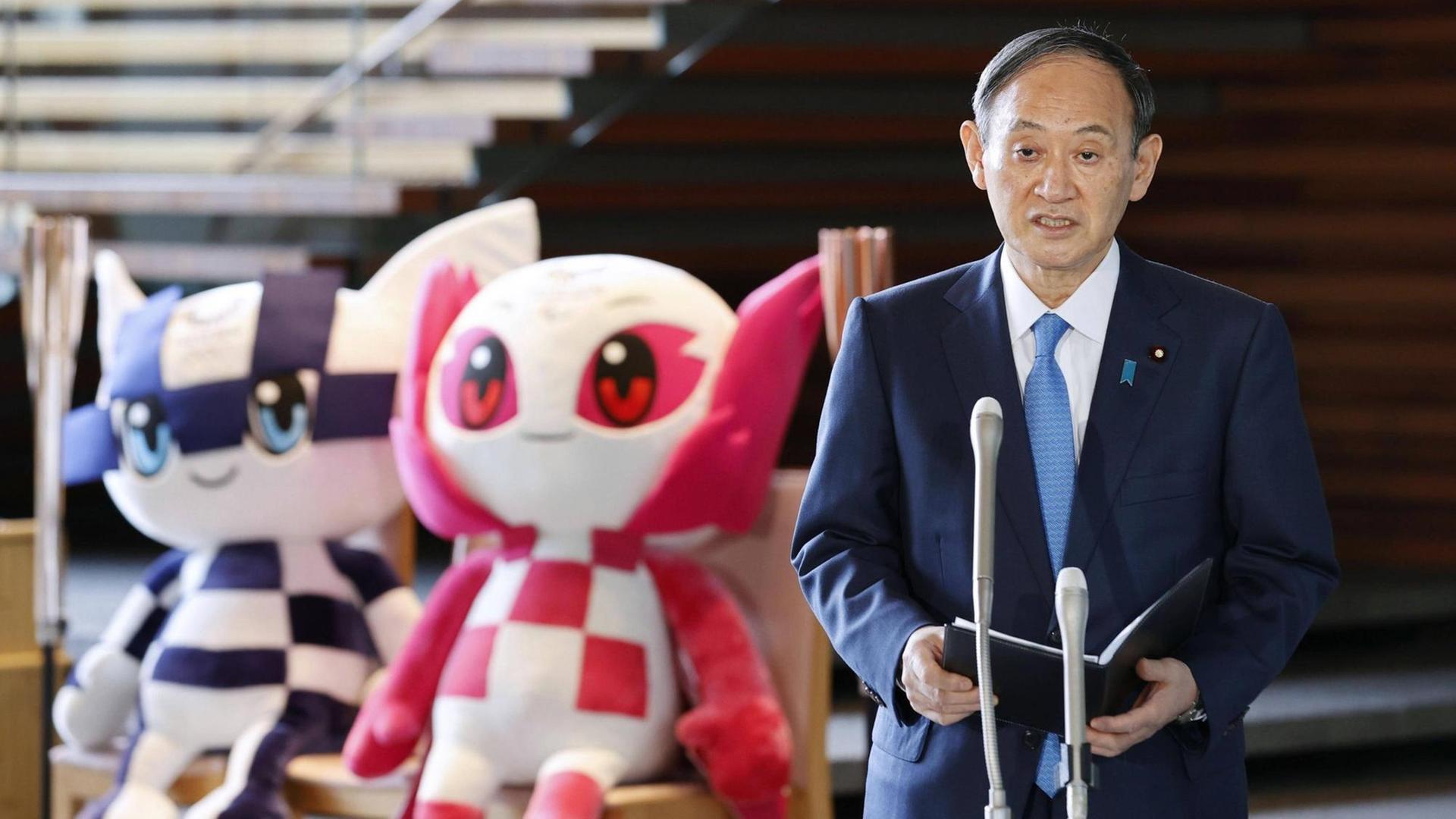 Tokyo Olympic torch relay Japanese Prime Minister Yoshihide Suga speaks to reporters at his office in Tokyo on March 25, 2021, alongside Tokyo 2020 Olympic and Paralympic mascots, Miraitowa and Someity. The torch relay for the Tokyo Games started the same day in Japan s northeastern prefecture of Fukushima. PUBLICATIONxINxGERxSUIxAUTxHUNxONLY Tokyo Olympic torch relay Japanese Prime Minister Yoshihide Suga speaks to reporters at his office in Tokyo on March 25, 2021, alongside Tokyo 2020 Olympic and Paralympic mascots, Miraitowa and Someity. The torch relay for the Tokyo Games started the same day in Japan s northeastern prefecture of Fukushima. PUBLICATIONxINxGERxSUIxAUTxHUNxONLY