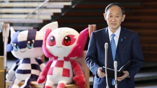 Tokyo Olympic torch relay Japanese Prime Minister Yoshihide Suga speaks to reporters at his office in Tokyo on March 25, 2021, alongside Tokyo 2020 Olympic and Paralympic mascots, Miraitowa and Someity. The torch relay for the Tokyo Games started the same day in Japan s northeastern prefecture of Fukushima. PUBLICATIONxINxGERxSUIxAUTxHUNxONLY
