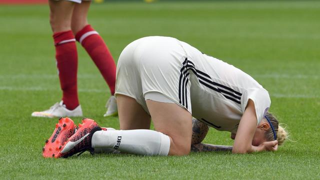 Nach dem Ausscheiden ist die deutsche Fußballerin Anja Mittag enttäuscht zu Boden gesunken.