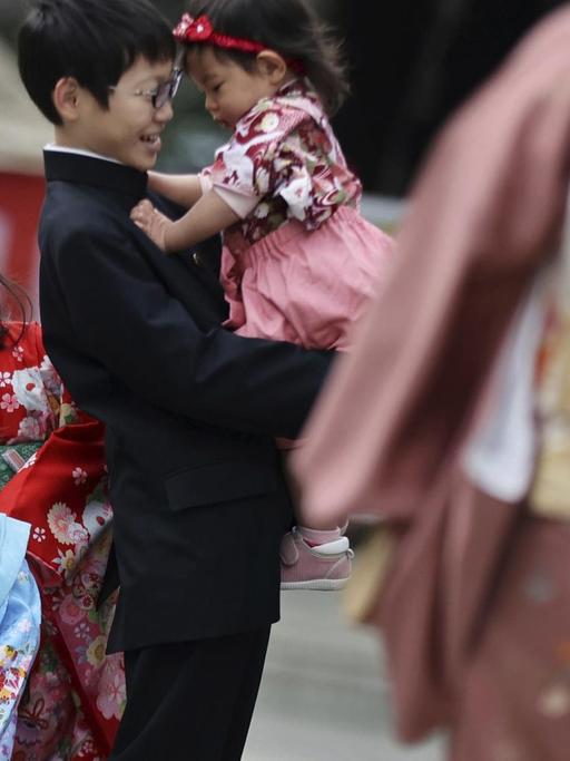 Drei Mädchen und ein Junge auf einer Straße in Tokio