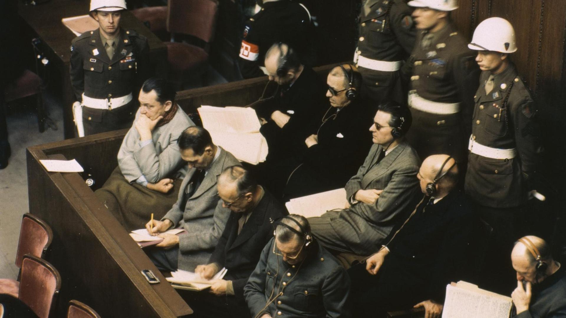 Anklagebank im Nürnbergers Prozess am 20.11.1945: 1. Reihe v.l., Göring, Hess, Ribbentrop, Keitel; 2. Reihe, v.l., Dönitz, Raeder, von Schirach, Sauckel und Jodl. Anklagebank im Nürnbergers Prozess am 20.11.1945: 1. Reihe v.l., Göring, Hess, Ribbentrop, Keitel; 2. Reihe, v.l., Dönitz, Raeder, von Schirach, Sauckel und Jodl.